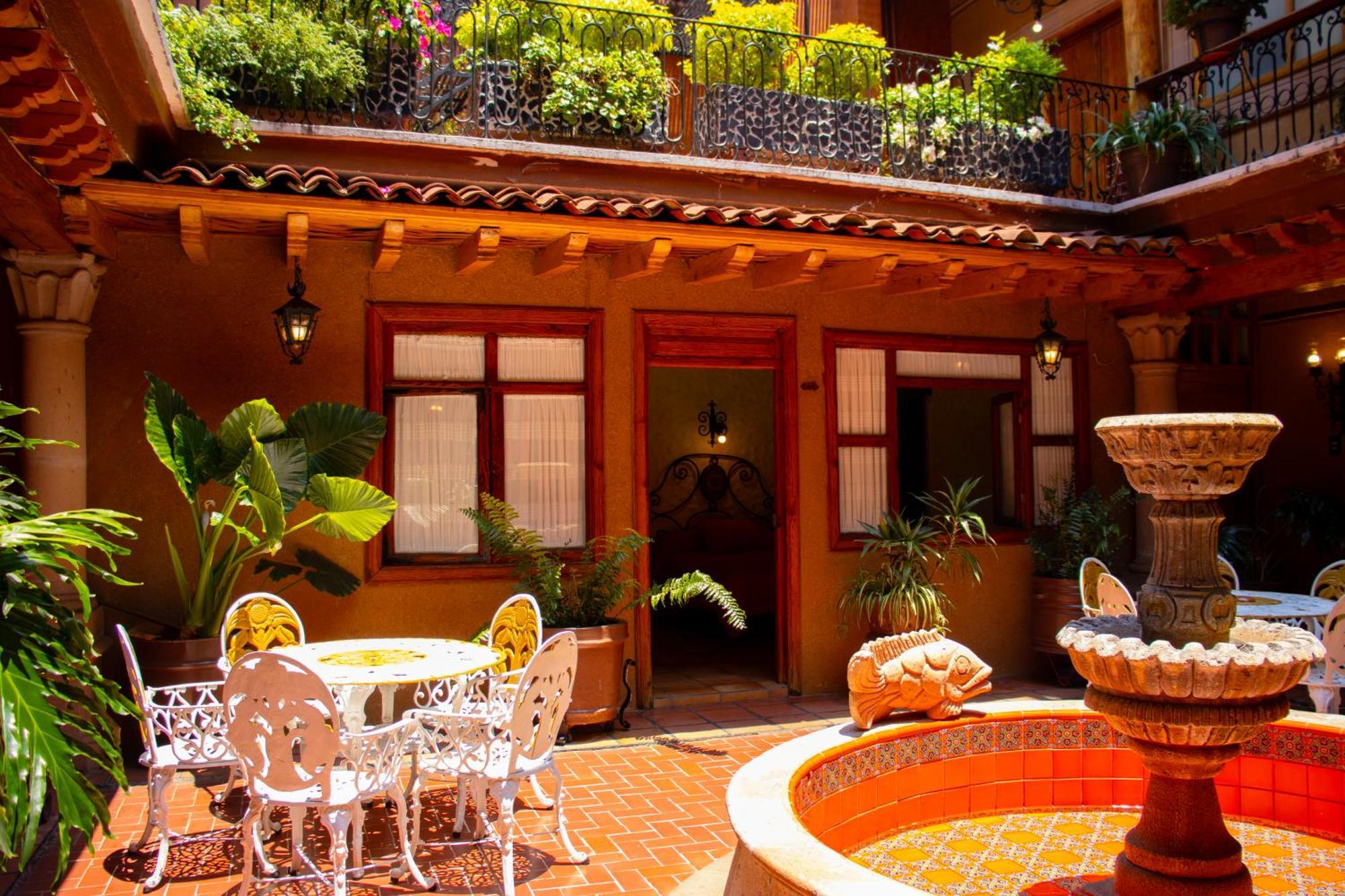 Hotel Los Escudos Pátzcuaro Exteriör bild