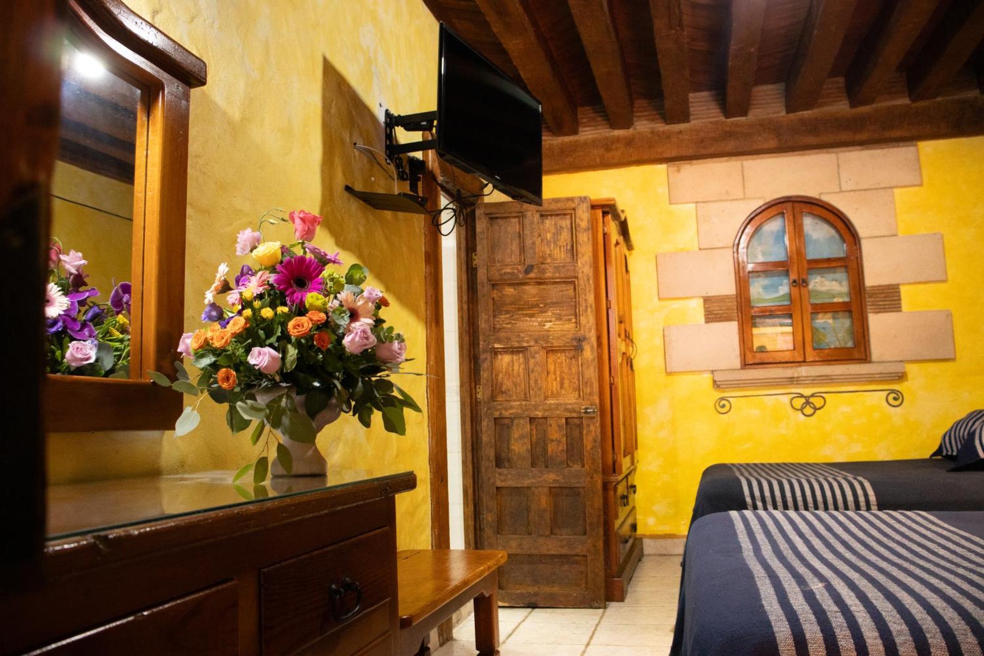 Hotel Los Escudos Pátzcuaro Exteriör bild