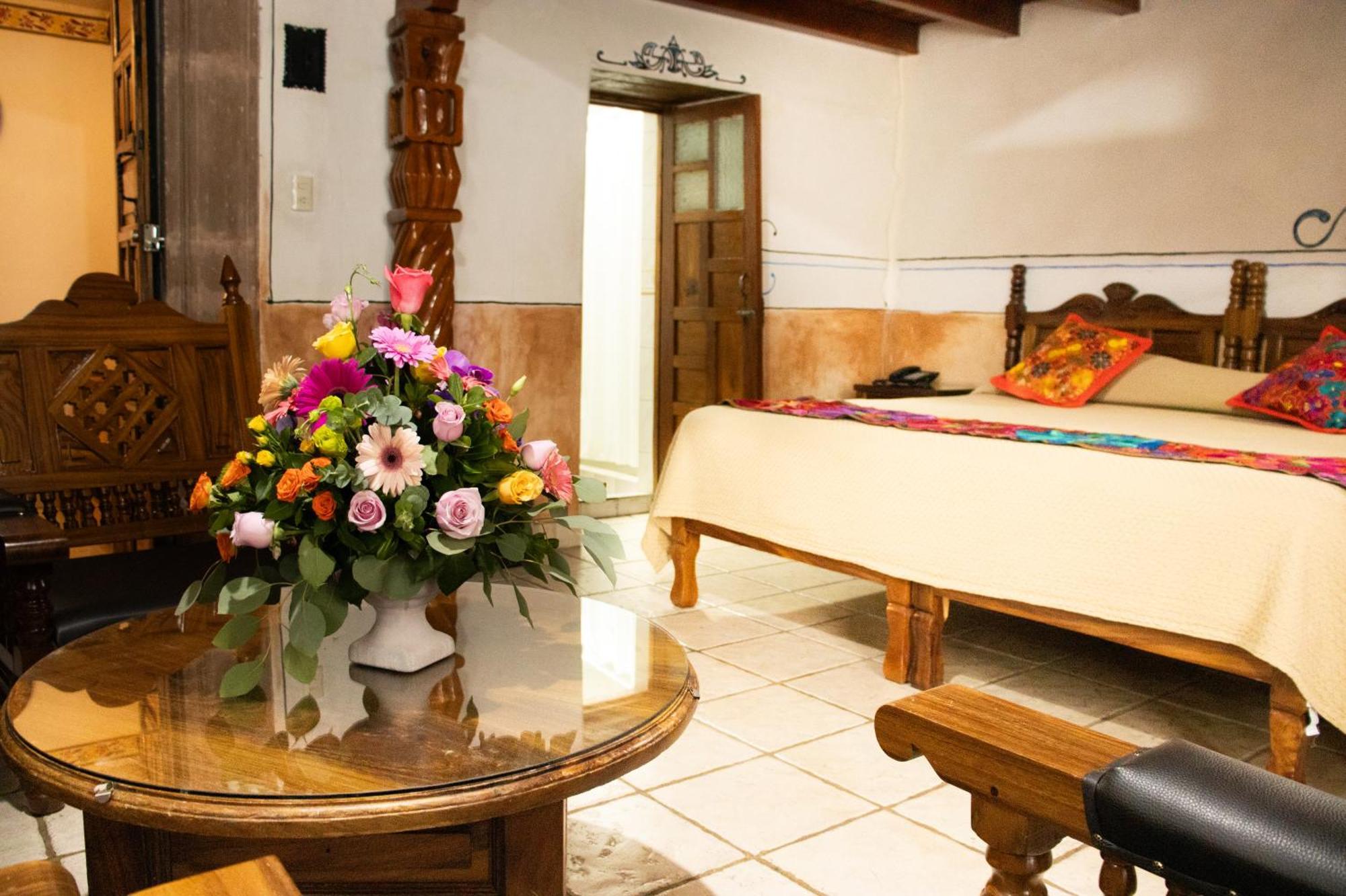 Hotel Los Escudos Pátzcuaro Exteriör bild