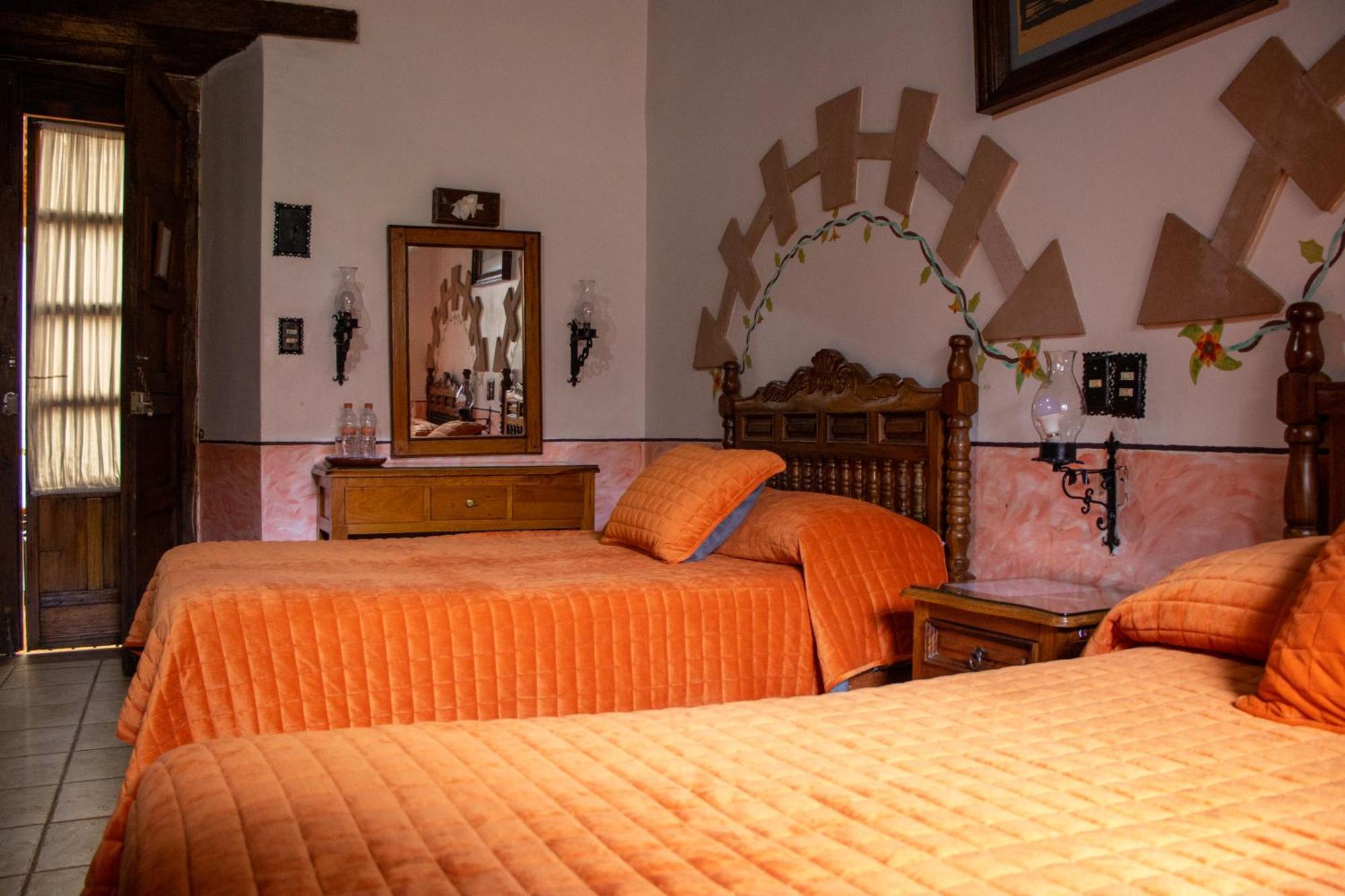 Hotel Los Escudos Pátzcuaro Exteriör bild