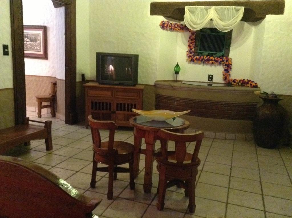 Hotel Los Escudos Pátzcuaro Exteriör bild